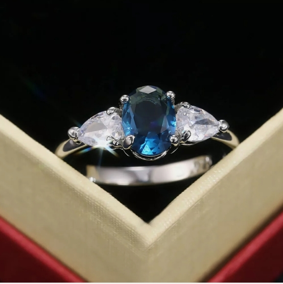 New Gorgeous Oval Cut Blue Ring - Picture 7 of 11